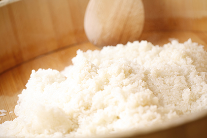 青森県産の米で炊く赤シャリ